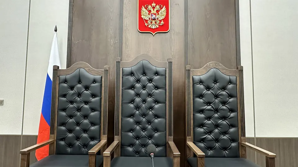 Верховный суд подготовил законопроект, который позволит привлекать студентов юридических вузов и обладателей среднего профессионального юридического образования на ряд должностей в судах для снижения дефицита кадров.