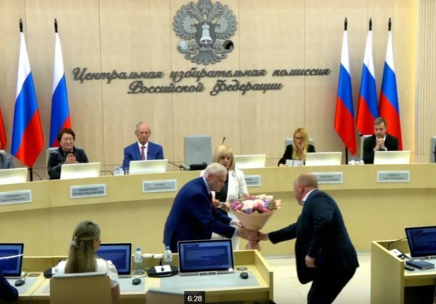 На заседании ЦИК единогласно подтвердили 260 кандидатов от «Справедливой России», вручили удостоверение Сергею Миронову, включили в состав комиссии представителя ЛДПР и утвердили 43 финансовых уполномоченных «Яблоко» для работы в 42 регионах.