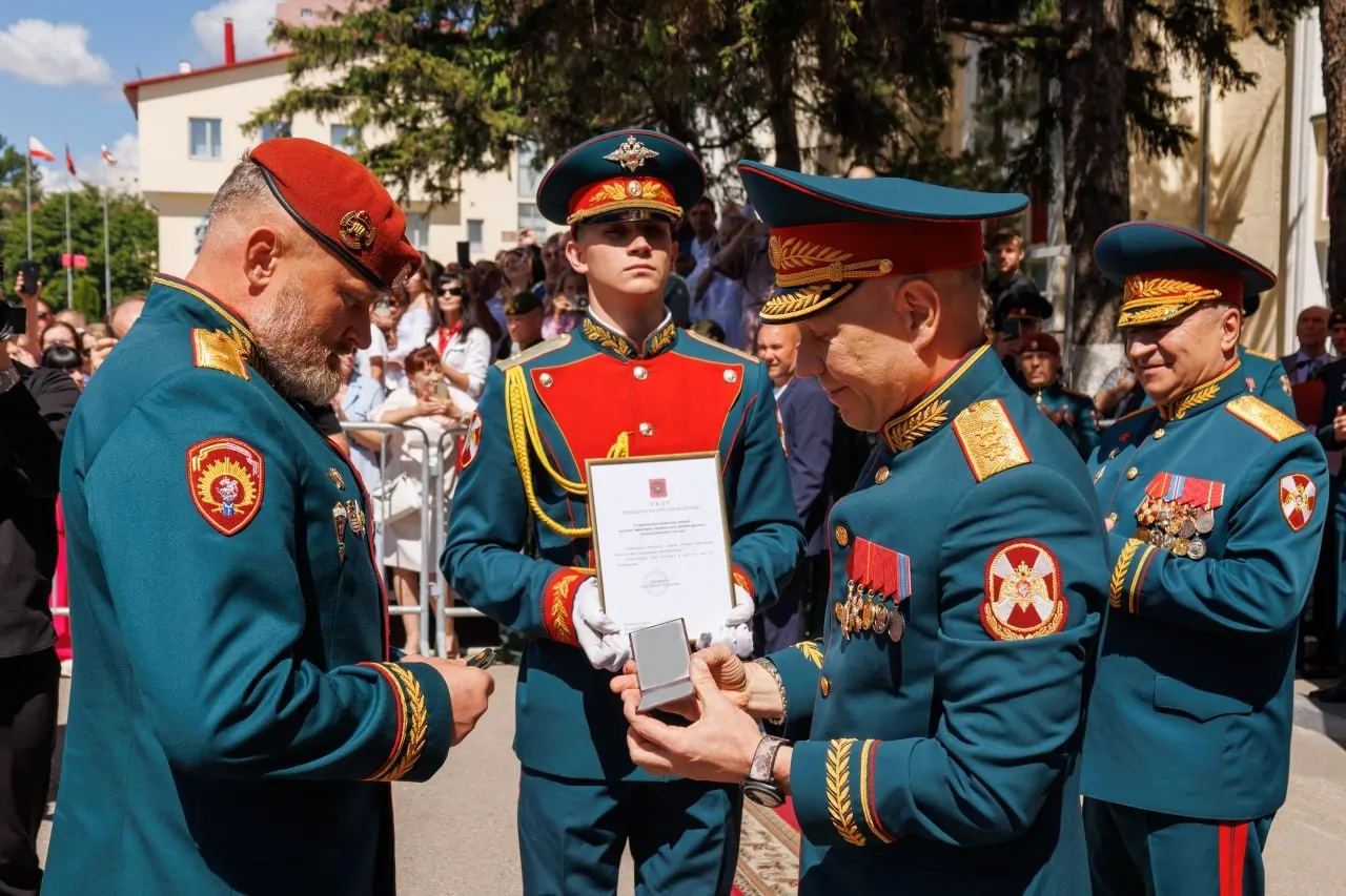 Начальнику Саратовского ордена Жукова Краснознаменного института войск национальной гвардии Александру Белоглазову присвоено воинское звание «генерал-лейтенант». Погоны вручил генерал‑полковник Анатолий Маликов.