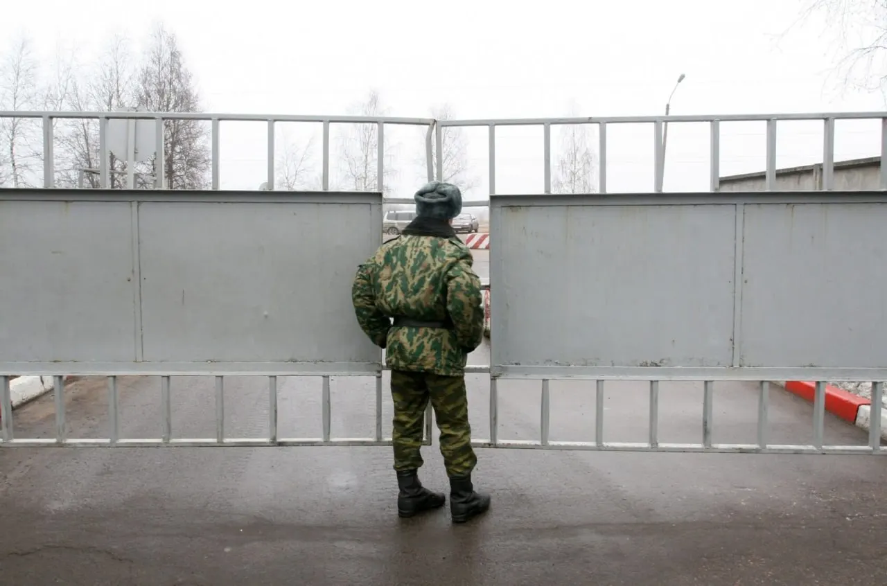Депутат из Томска рассказал, что военное ведомство всё чаще присваивает пропавшим статус «самовольно покинувших часть», что лишает их родственников положенных выплат и клеймит солдат. По оценкам, подобные решения затронули десятки тысяч человек.