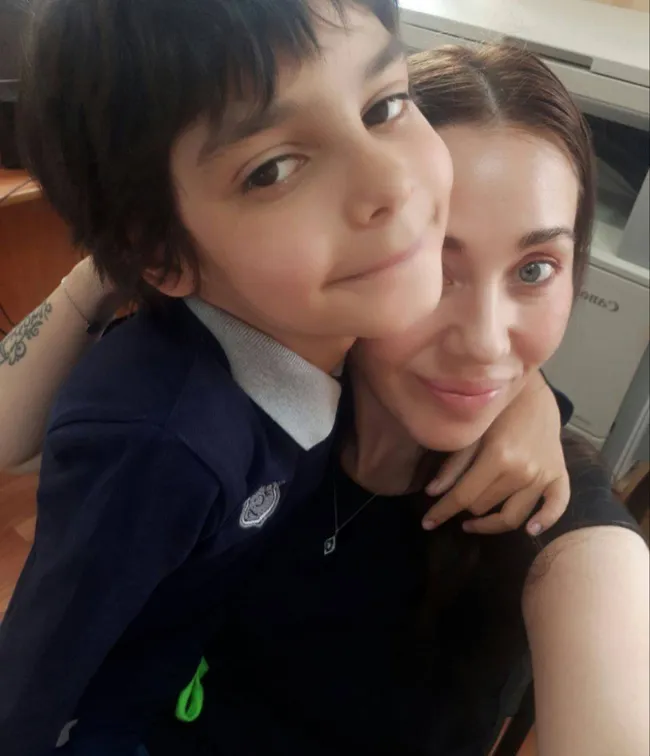 Арсению Турбину, которому в 15 лет дали пять лет воспитательной колонии по обвинению в участии в «террористической организации», предъявили второе дело — по участию в массовых беспорядках. Его мать рассказала о том, как приезды к сыну, ограничения связи, отказ в лекарствах и давление со стороны администрации отразились на жизни семьи и привели к её увольнению.