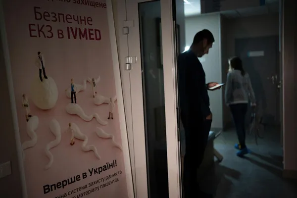 Депутаты приняли поправки в закон «О ветеранах»: бесплатное экстракорпоральное оплодотворение будет доступно женам участников боевых действий, вдовам и женщинам‑ветеранам с инвалидностью; суррогат и криоконсервация оплачиваются отдельно.