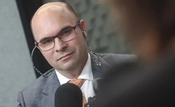 Заместитель председателя Банка России Алексей Заботкин ответил на вопросы слушателей в прямой линии: объяснил, почему рубль нельзя зафиксировать как юань, назвал ключевые драйверы курса, высказался о вкладах и исключил возможность заморозки сбережений.