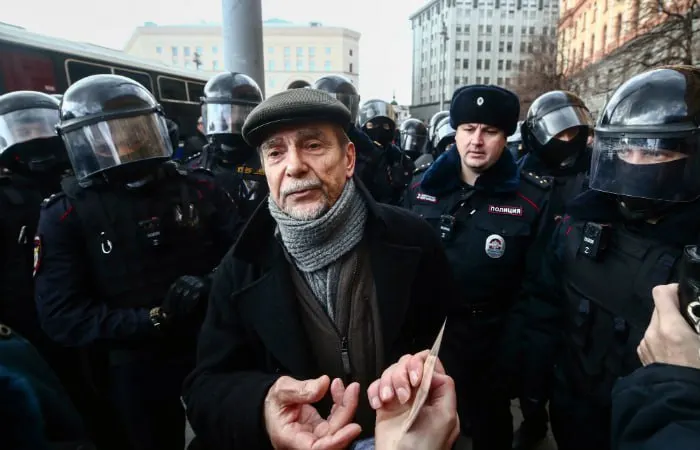 В Хорошевском суде Москвы началось заочное рассмотрение дела в отношении 84‑летнего правозащитника Льва Пономарева: прокуратура просит 6,5 года колонии и запрет на администрирование сайтов на 10 лет по обвинениям в создании «нежелательной» организации и нарушении требований «иностранного агента».