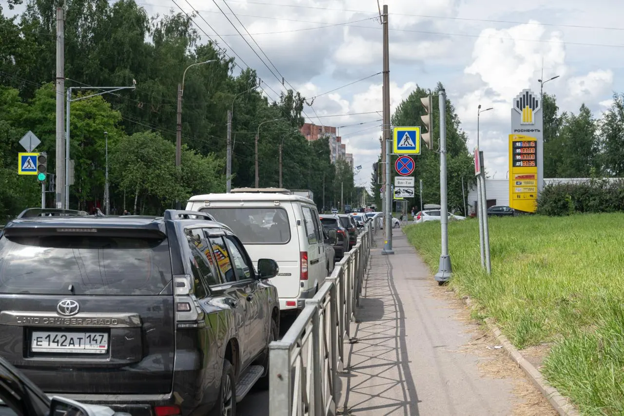 Несмотря на временное снижение федерального требования до Евро‑3, сотрудники петербургских АЗС сообщают, что им привозят бензин стандарта Евро‑5; к появлению топлива с большим содержанием серы относятся с осторожным скепсисом.
