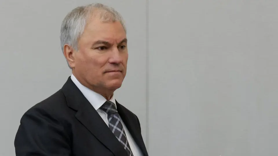 Спикер Госдумы заявил о приоритете развития трамвайного электротранспорта в крупных городах; другой депутат призвал автомобилистов «потерпеть» очереди на АЗС на фоне масштабного дефицита топлива и сокращения производства.