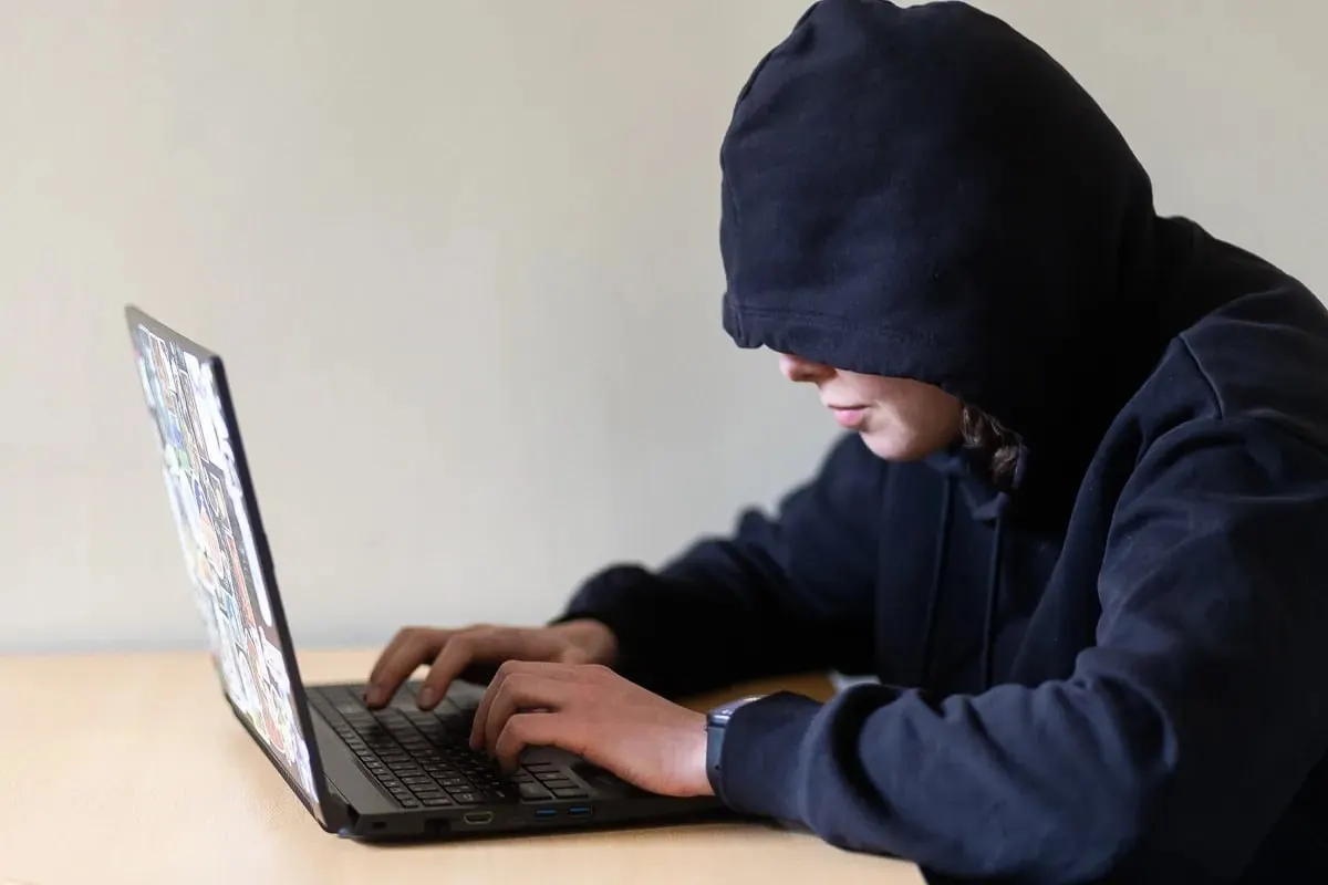Проект предусматривает запрет для преследователей приближаться к жертве, появляться в её привычных местах и выходить на связь, в том числе онлайн. Инициативу отправили на оценку в правительство; при принятии закон начнёт действовать с 1 января 2027 года.