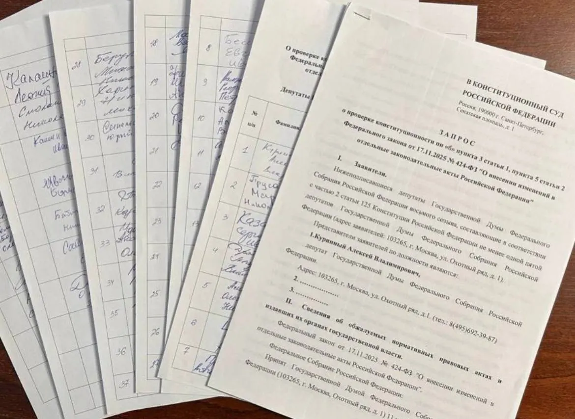Депутат от Ульяновской области Алексей Куринный собрал 73 подписи за запрос в Конституционный суд о проверке закона об обязательной отработке для студентов-медиков. До необходимых 90 подписей не хватает, что задержит институт проверки на федеральном уровне.
