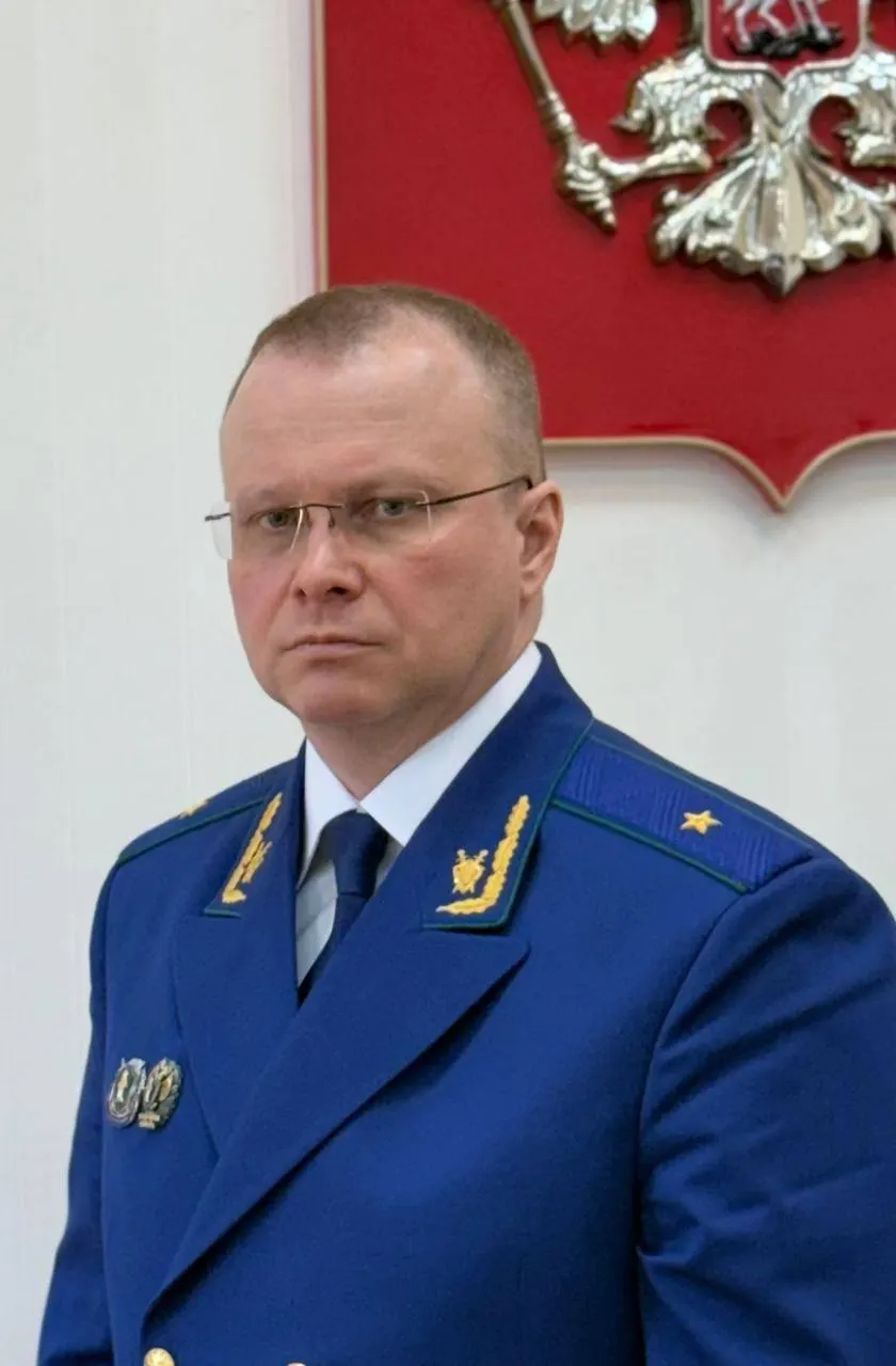 Новиков (1979 года рождения) в органах прокуратуры с 2001 года; ранее работал в прокуратурах Орловской и Московской областей, занимал должности в управлении Генпрокуратуры по Северо‑Западному федеральному округу.