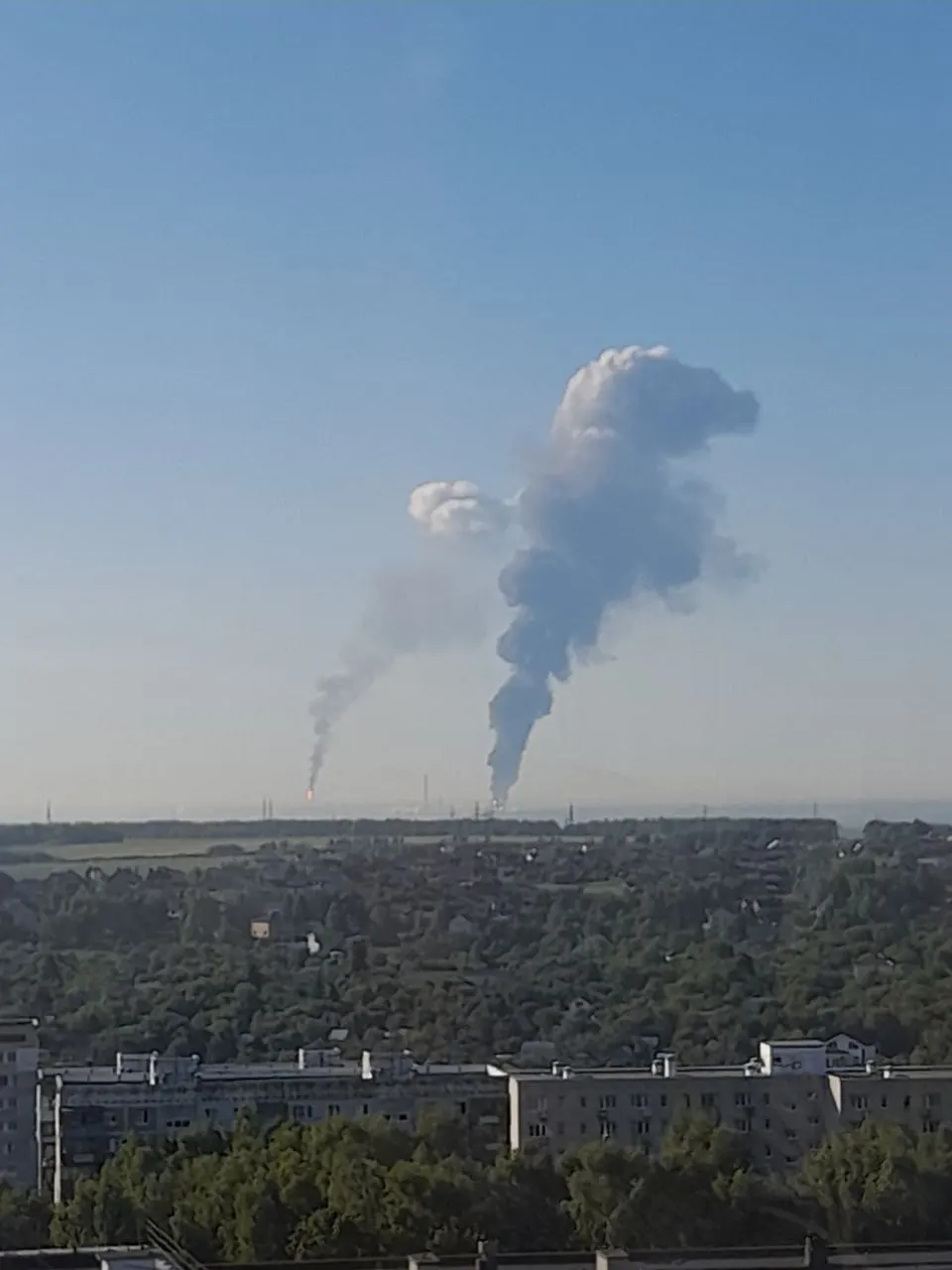 В результате ночного налёта беспилотников пострадали жители нескольких областей: как минимум два человека погибли, есть раненые. Минобороны отчиталось о 327 сбитых БПЛА над различными регионами и акваториями.