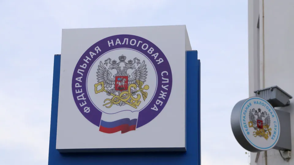 Налоговики начали массовые запросы граждан, купивших недвижимость или автомобили при отсутствии задекларированных доходов — проверка связана с ростом дефицита бюджета и оттоком денег в наличные.