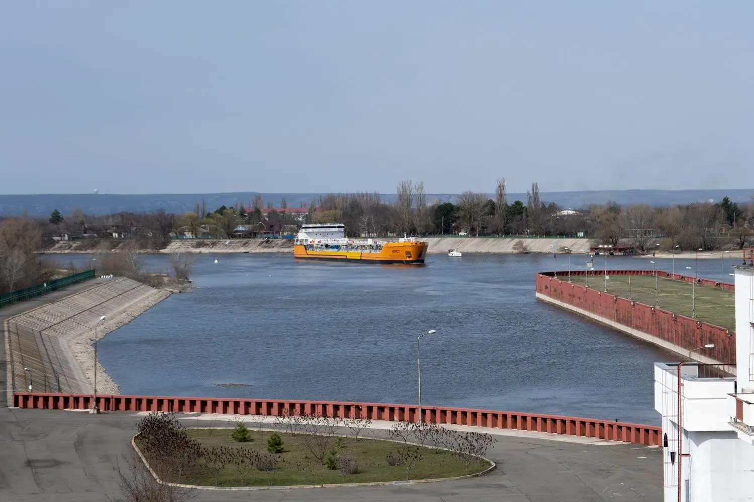 Из‑за серии ударов беспилотников по судам в Азовском море временно остановлено движение по Азово‑Донскому каналу; это может повлиять на значительную долю экспорта пшеницы и ухудшить снабжение Крыма топливом.