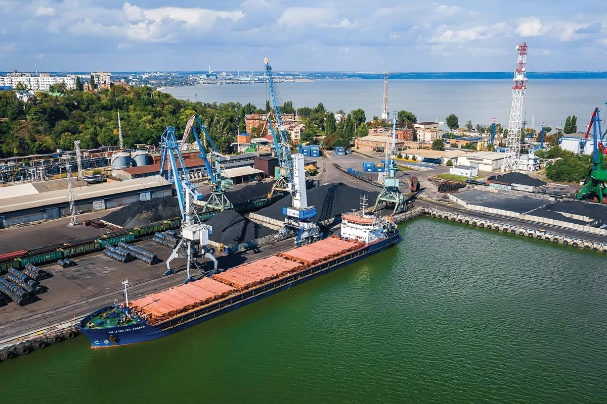Минсельхоз предложил покрыть до 90% затрат на перевозку зерна из Ростовской области в порты Черного и Балтийского морей после приостановки отгрузок из портов Азовского моря из‑за атак беспилотников.