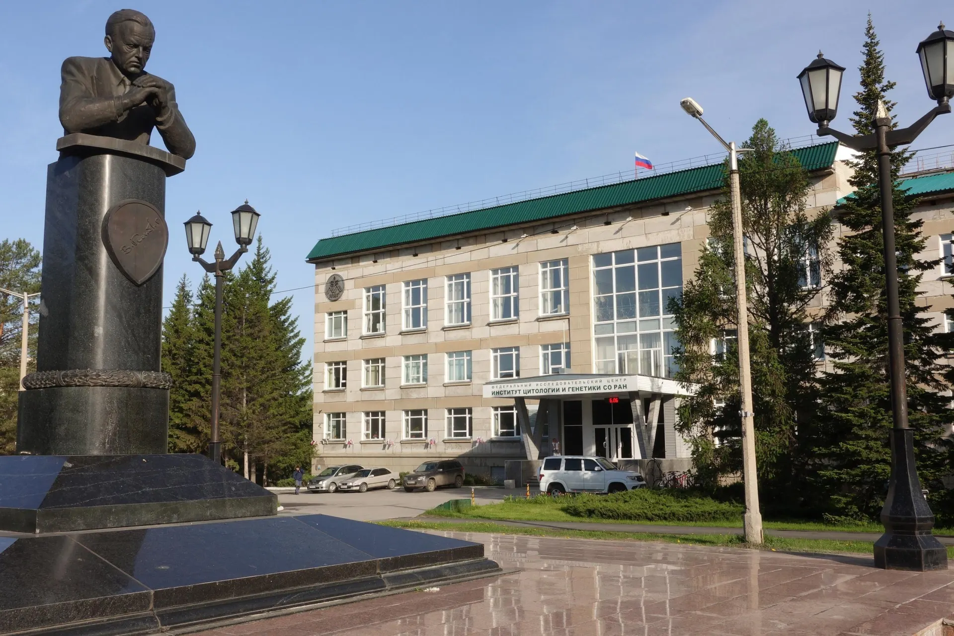 Закон №43‑ФЗ и сопутствующее постановление, вступающие в силу 1 сентября 2026 года, жестко ограничивают передачу генетических данных за рубеж и требуют согласований, что создаёт риски для публикаций и международного сотрудничества учёных.