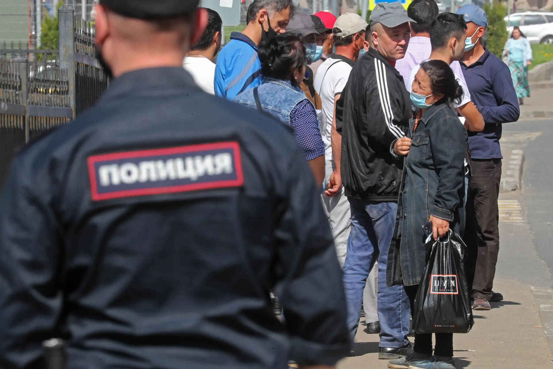 Во второе чтение в Госдуму вносятся поправки, которые расширяют перечень правонарушений с обязательной депортацией иностранцев — в том числе за неповиновение пограничникам и за дискриминацию.
