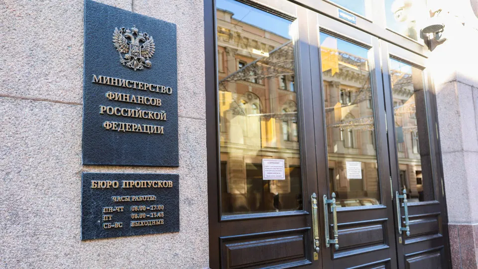 После 2022 года бюджет России стал «устойчиво дефицитным»: госдолг увеличился на 68%, расходы на обслуживание займа выросли втрое, а к 2028 году долговая нагрузка может приблизиться к отметке 20% ВВП.