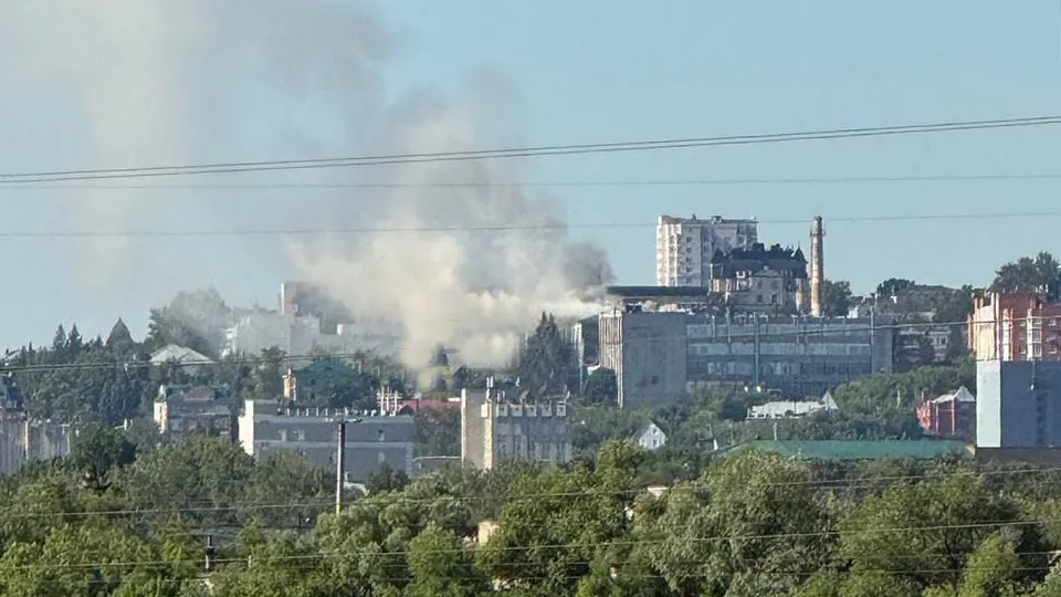 Утром 1 июля по Пензе и ряду других регионов были нанесены удары беспилотников. В Пензе пострадал НИИ, сработали силы ПВО, сообщений о пострадавших пока нет; также сообщается об ударах по объектам в Уфе и множестве запусков БПЛА по территории России.