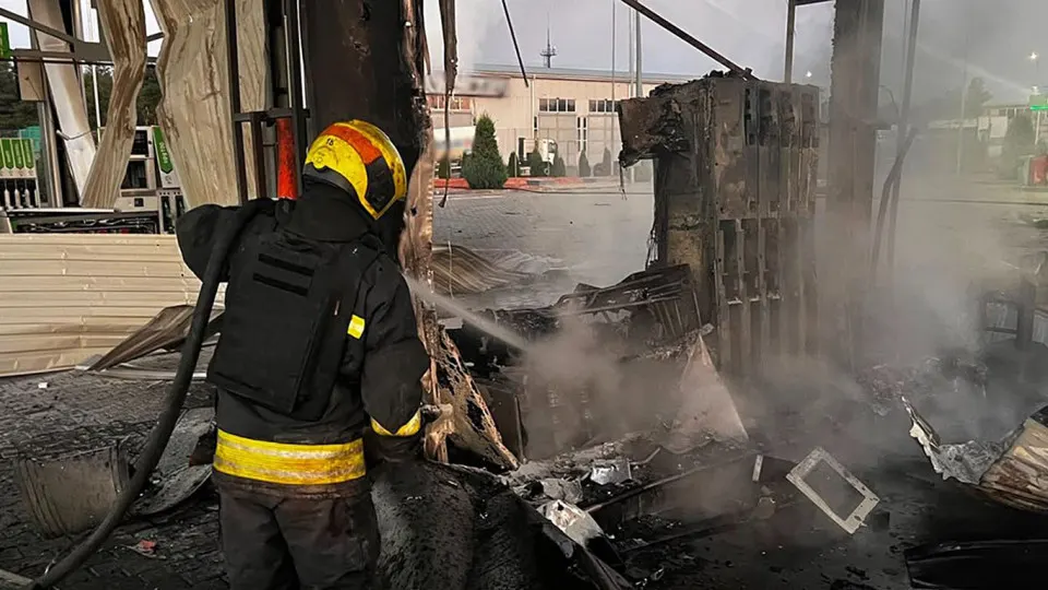 Ночной налёт беспилотников в Днепропетровской области привёл к гибели и ранениям, повреждению пяти автозаправок и пожарам. Одновременно в России отмечается резкое падение производства бензина, рост цен, введение лимитов и экстренный импорт топлива.