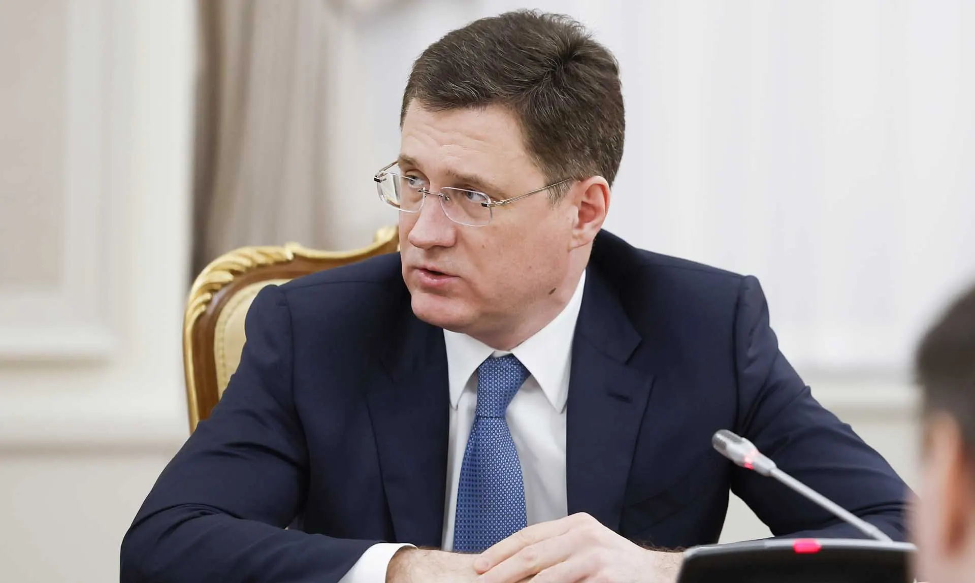 Вице‑премьер заявил, что в целом запасы бензина и дизтоплива в стране есть, локальные перебои на отдельных АЗС связывают с логистикой и оперативно устраняют. Регионы вводили режимы готовности, президент признал дефицит бензина из‑за ударов по нефтяной инфраструктуре.