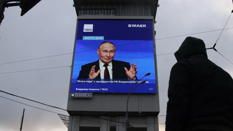 Распространение дефицита бензина и переход к талонной системе совпали с резким недельным падением уровня одобрения главы государства; эксперты видят риск политизации недовольства.