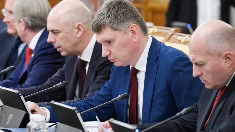 ВВП РФ за январь–май вырос всего на 0,2%. Промышленность и инвестиции остаются в стагнации, наблюдается сильная региональная расслоенность — Москва растёт, большинство регионов близки к рецессии. Падение цен на нефть и проблемы в переработке усиливают риски для бюджета и инфляции.