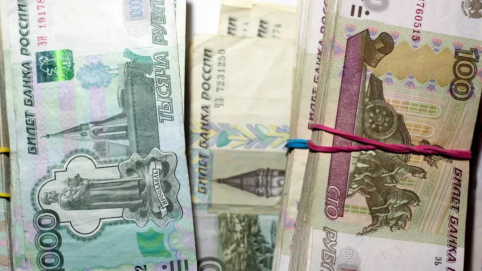 За первые две недели июля объем наличных в обращении вырос на 513 млрд рублей. Усиление спроса на «кэш» повышает нагрузку на банки, растут операции регулятора на денежном рынке и риски ликвидности.