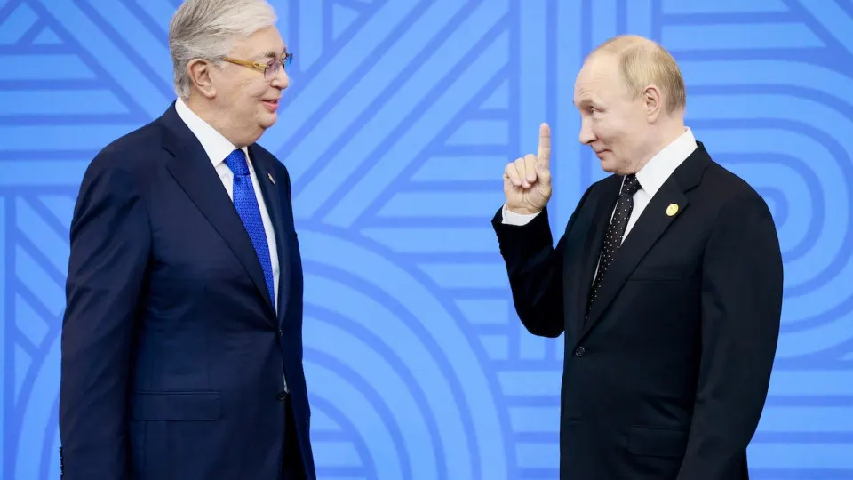 По отраслевым данным, в июле—августе Казахстан может направить в Россию партии бензина Аи‑92 и Аи‑95 общим объёмом около 50 тысяч тонн. В республике опасаются за баланс собственного рынка и рисков при расчётах из‑за санкций.