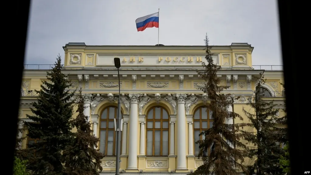 Банк России включил Bitcoin, Ethereum и USDT в перечень криптовалют, доступных на биржах; для неквалифицированных инвесторов действует лимит, а закон о цифровых валютах вступит в силу в 2026 году.