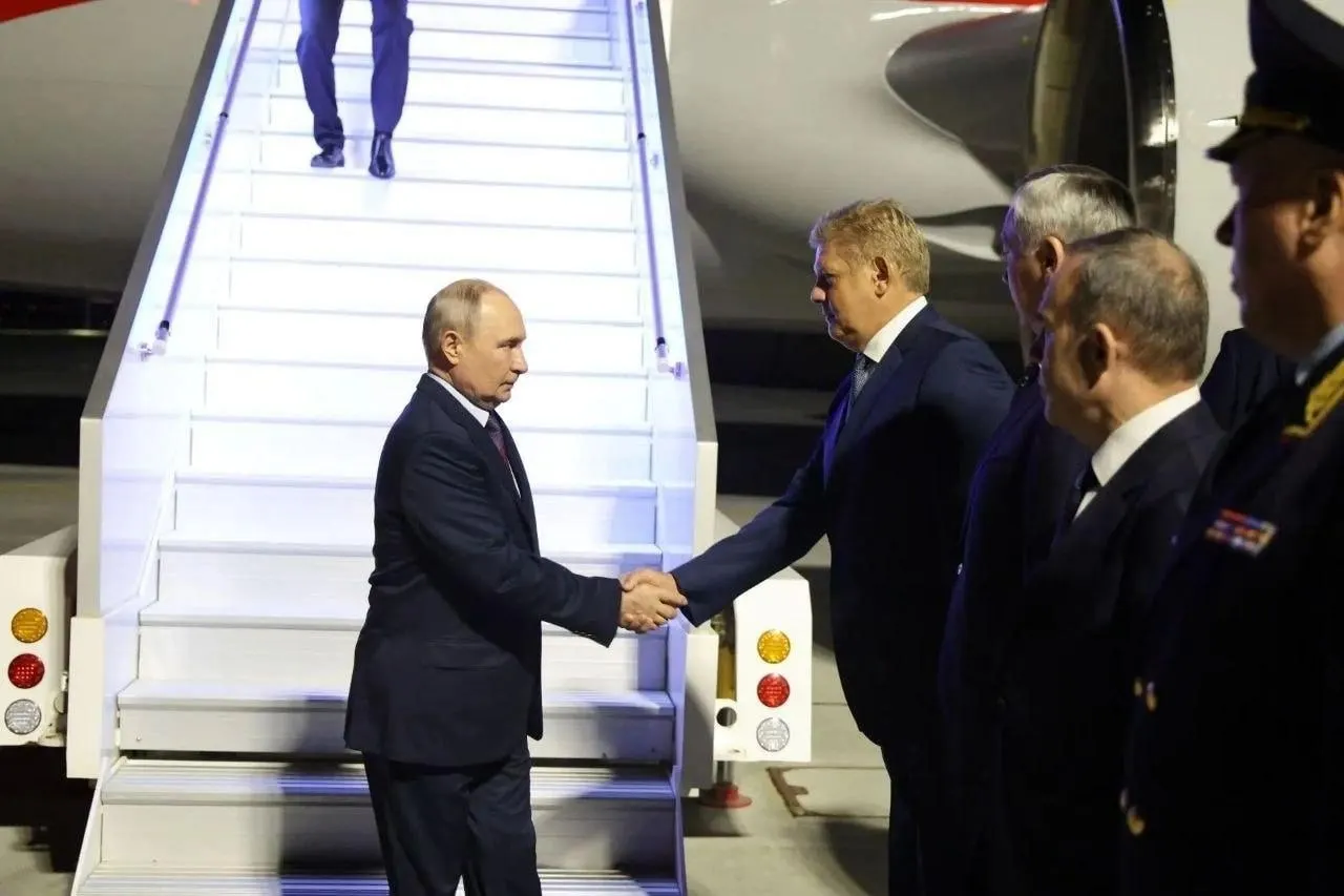 Президент России посетил Новосибирск по случаю открытия научного центра СКИФ, что подчёркивает региональное научно-технологическое развитие.