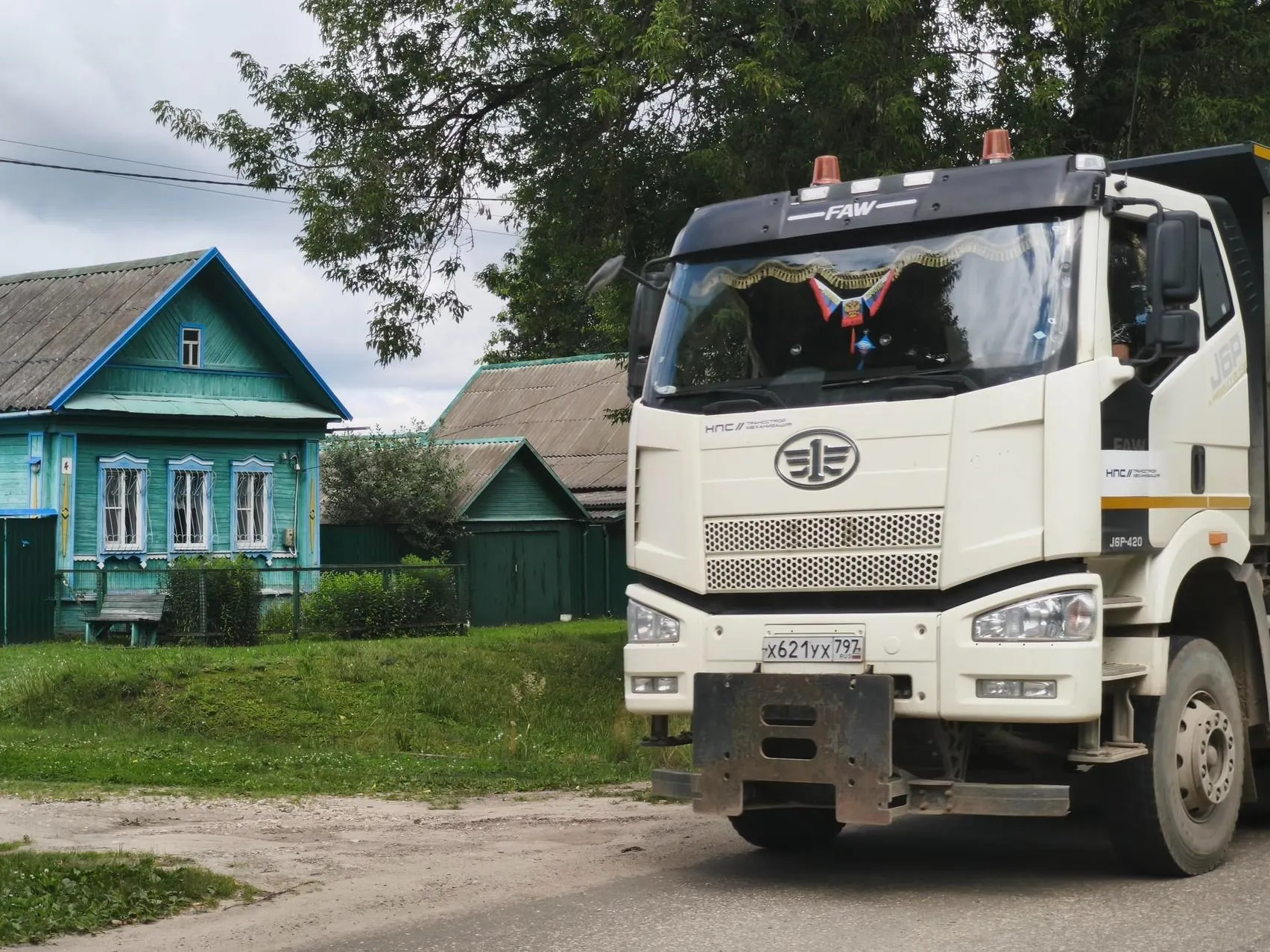 Жители деревень, попавших под застройку, сталкиваются с шумом, пылью и перспективой соседства с поездами и грузовиками.