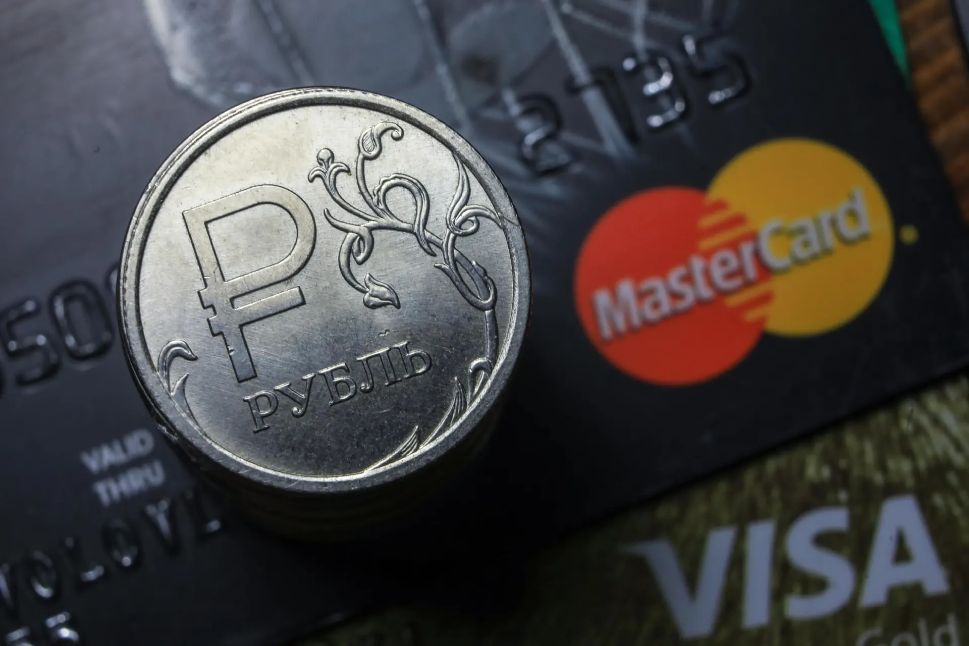 Сбои затрагивают платежи через Visa, Mastercard и СБП; причины уточняются.