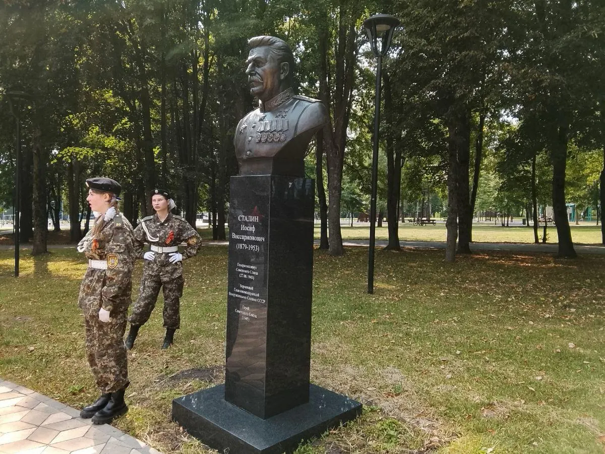 Лидер КПРФ Геннадий Зюганов принял участие в церемонии открытия бюста Сталина в Парке Победы Орловской области; памятник станет частью Аллеи Победителей вместе с другими советскими военачальниками. По данным проекта, в 2025 году в регионах России открыто 17 мемориальных объектов.
