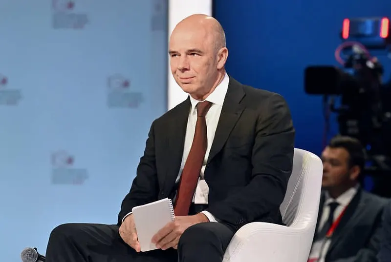 Глава Минфина Антон Силуанов уверяет, что бюджет полностью обеспечен, а обязательства будут выполнены. Дефицит на начало 2026 года составил около 6,46 триллиона рублей, примерно 2,8% ВВП.