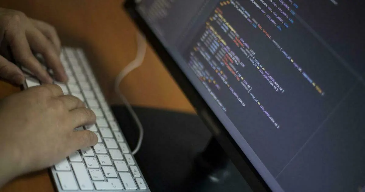 Злоумышленники создают под видом официальной системы платформу для учителей и требуют регистрации через Госуслуги, уголая персональные данные.
