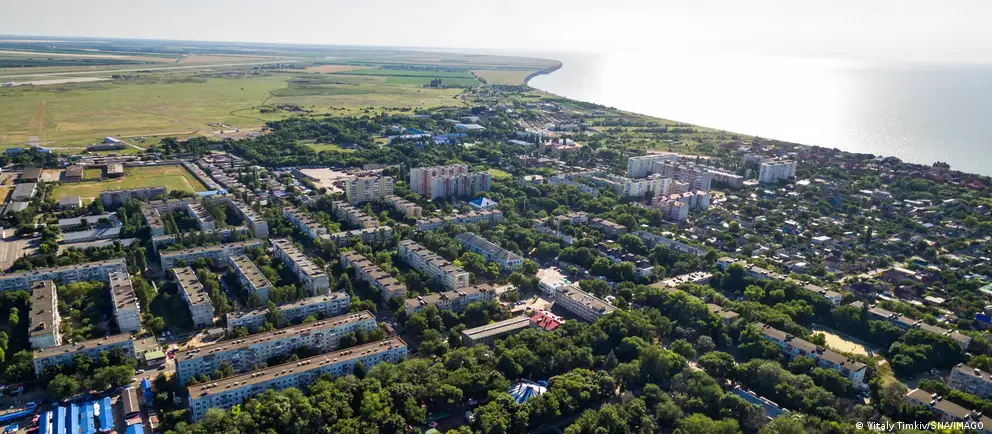 Два ребенка погибли и еще двое ранены после ночной атаки беспилотников в Ейском районе. В городе зафиксированы возгорания и разрушения, проводится аварийно-спасательная работа.