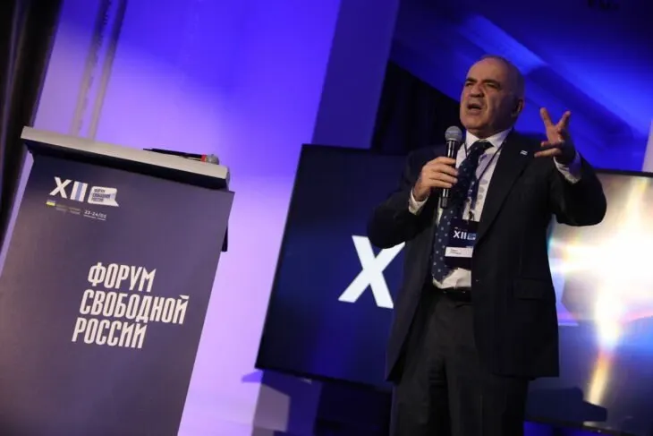Форум свободной России назвал выборы фарсом и заявил об иллюзорности конкуренции, а также о попытке легитимизировать территориальные захваты.