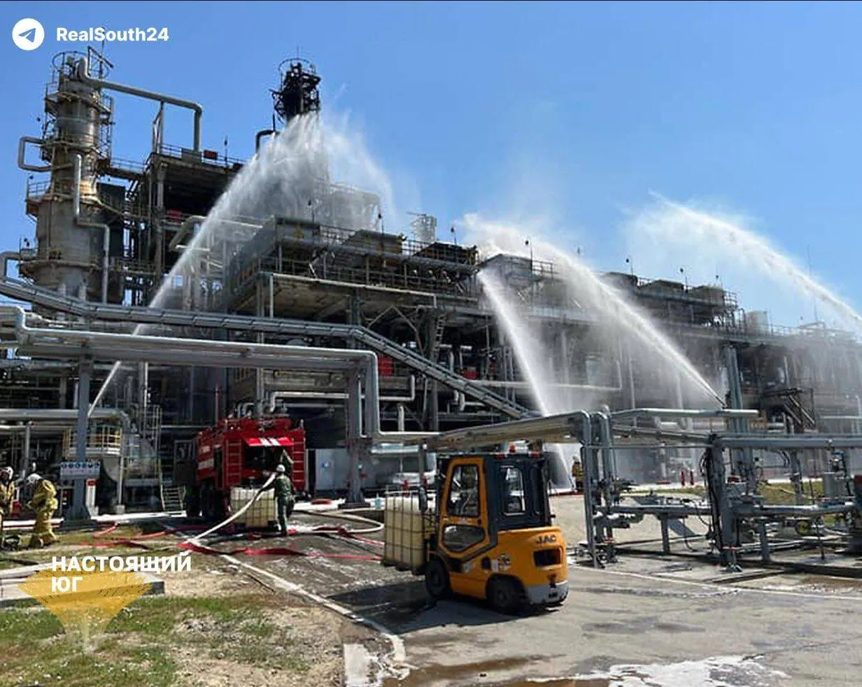 Август стал одним из самых сложных месяцев для нефтепереработки в России: НПЗ подверглись сериям атак, производство бензина снизилось, а на рынке растут цены.