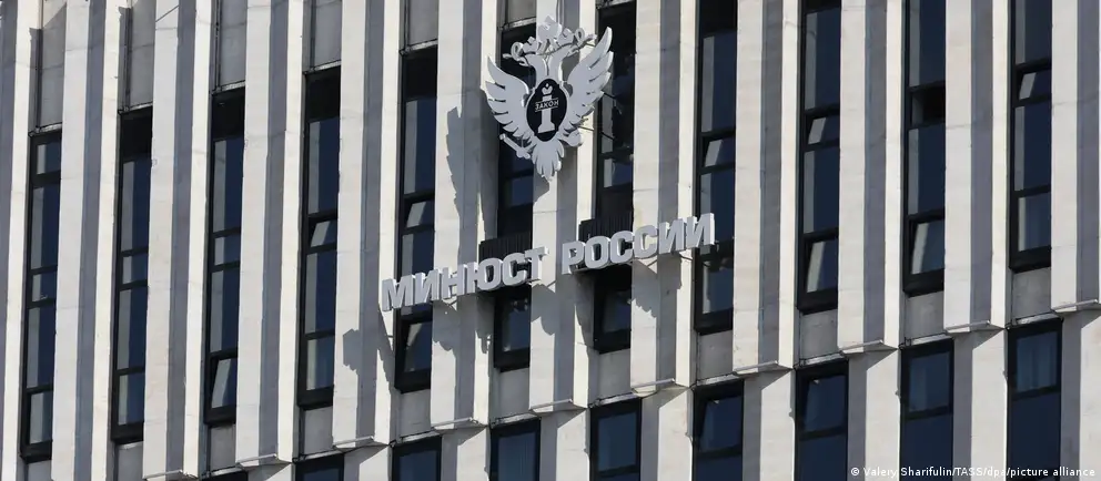 Расширение затронуло иностранные фонды и антивоенные объединения, а также организации памяти и исследований, усилены меры за участие в их деятельности.