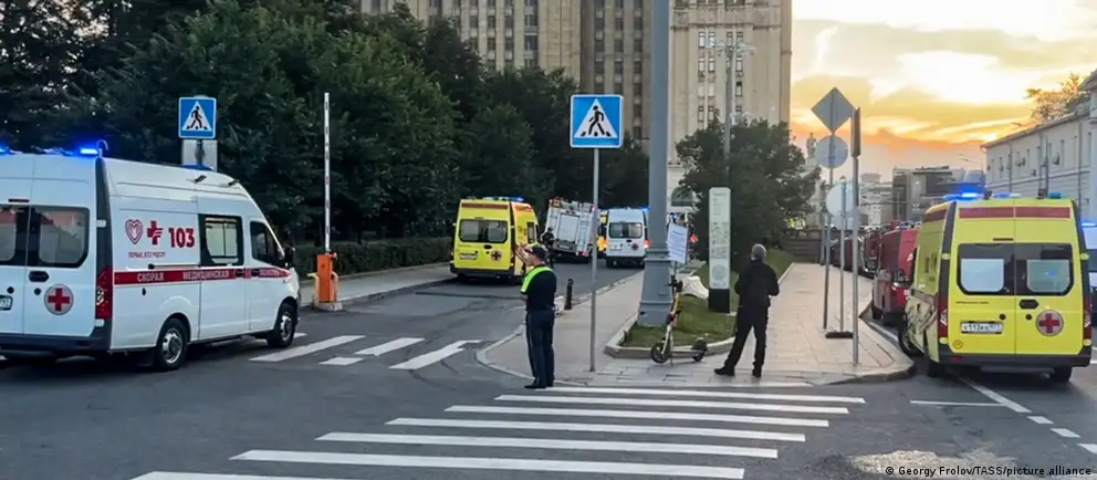 В центре Москвы вечером 1 августа прогремел взрыв у ресторана на Кудринской площади. По меньшей мере пять человек погибли, ряд пострадавших остаются в тяжелом состоянии. Следствие рассматривает версию покушения на главкома ВКС Александра Чайко; возбуждено уголовное дело по статье о террористическом акте.