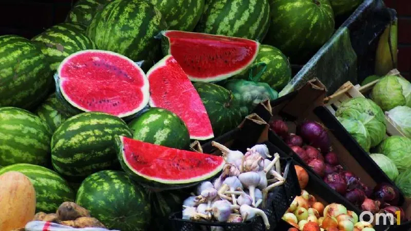 Разрезанные арбузы и дыни могут быстро портиться в местах повреждений, что увеличивает риск заражения микроорганизмами. Продавцам запрещено разрезать плоды для пробы вкуса; покупайте только в официальных торговых точках.