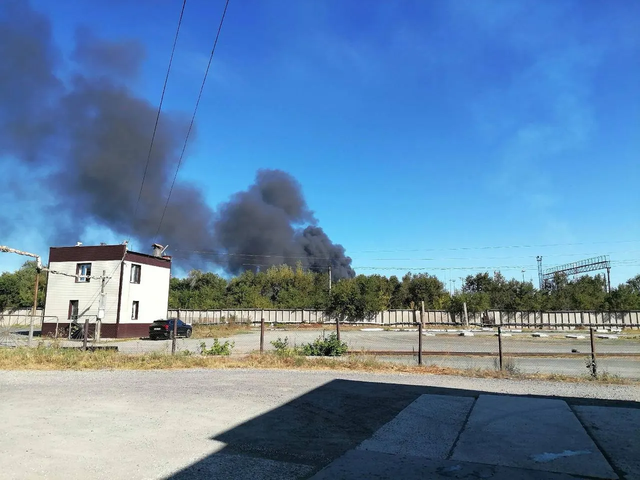 В регионе продолжаются перебои и тревога из-за атак беспилотников. Жителям просят оставаться дома, а власти отмечают перебои в связи и возгорания на объектах вблизи Орска.