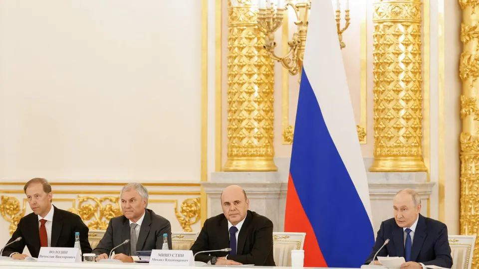 В ходе заседания обсуждаются меры по сохранению рабочих мест для ветеранов и стимулированию найма вернувшихся с фронта, в том числе через поддержку бизнеса и кадровые инициативы МВД.