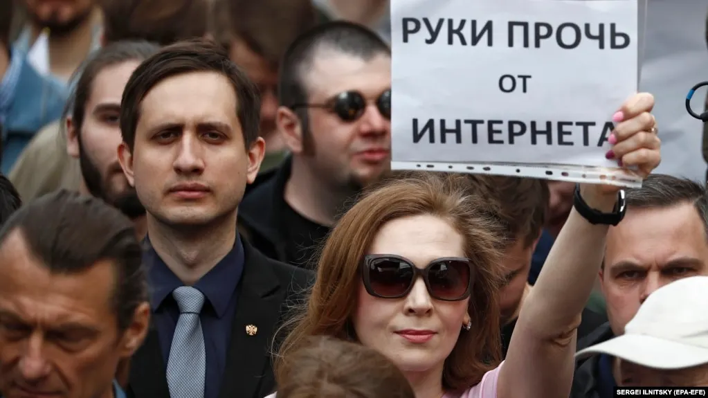 Регулятор ограничивает доступ к IP‑адресам VPN‑провайдеров; эксперты предупреждают о повторных попытках обхода и возможной эскалации блокировок.
