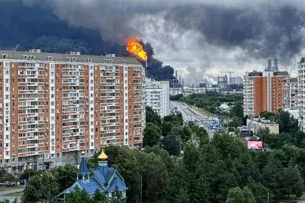 Ночные атаки дронов в&nbsp;Ленинградской области: 62&nbsp;БПЛА сбиты и&nbsp;пожар на&nbsp;Киришинефтеоргсинтезе