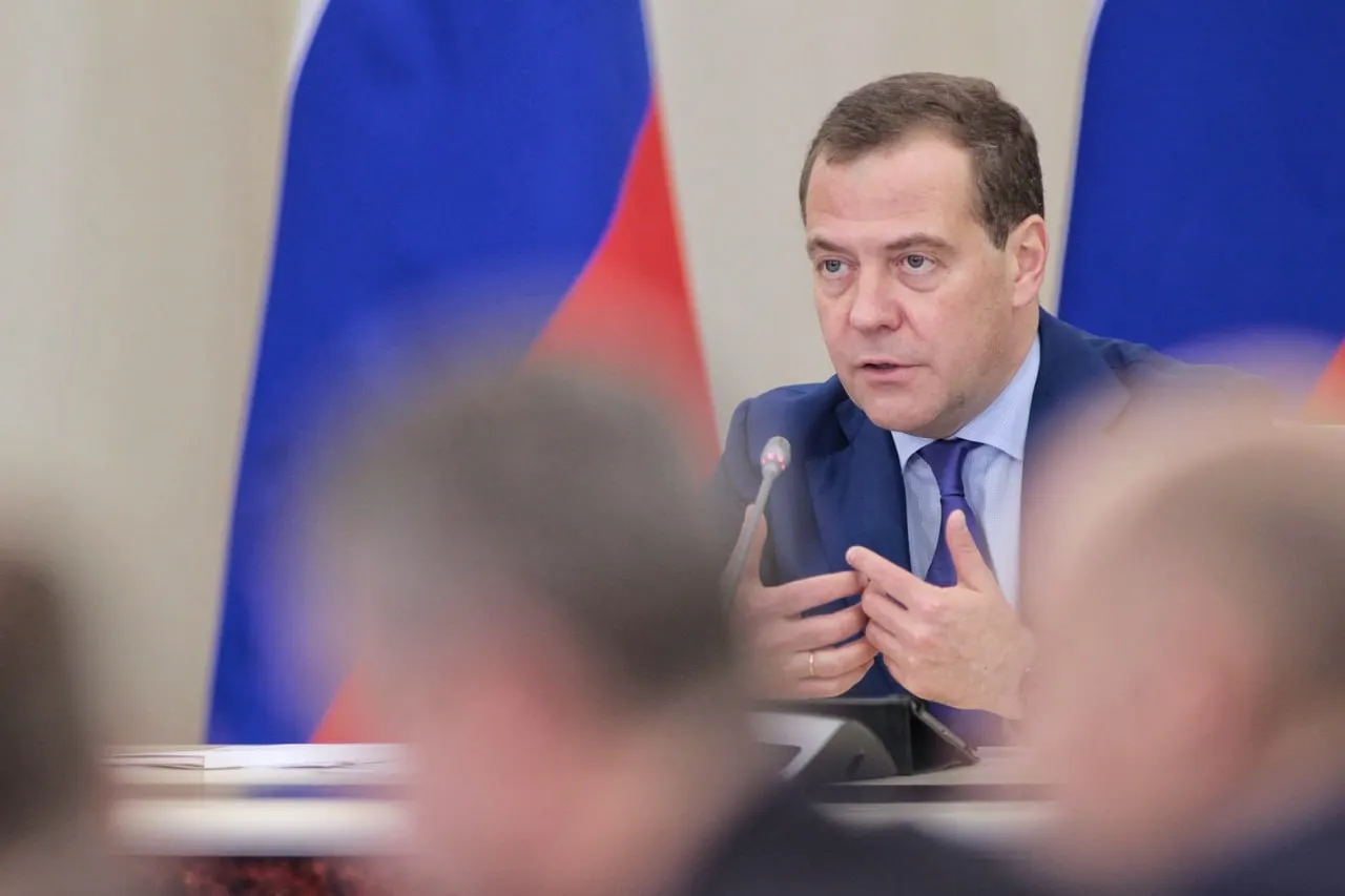 По словам Медведева, даже после завершения или приостановки СВО идеологическое противостояние сохранится на российских условиях; проблемы воспитания общества остаются как внутри страны, так и за её пределами.