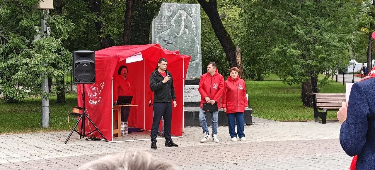 Около ста человек вышли на митинг в центре города в поддержку Николая Бондаренко, оштрафованного по делу об экстремистской статье; участники обсудили влияние подобных дел на участие в выборах.