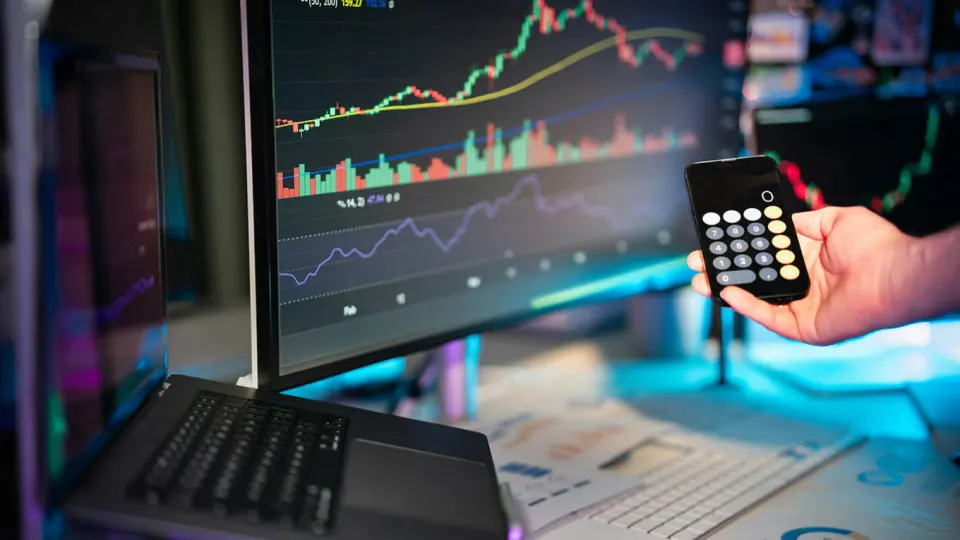 Обсуждаются риски заморозки активов в стейблкоине USDT, развитие собственной платежной инфраструктуры и последствия кибератак и санкций для криптовалютных площадок в России.