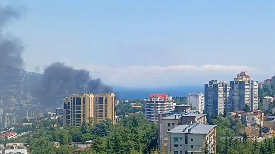 Утром 7 августа побережье Ялты подверглось атаке беспилотников, в результате чего набережная загорелась в одном из заведений. Местные жители сообщили о возгорании и о необходимости эвакуации из опасной зоны.