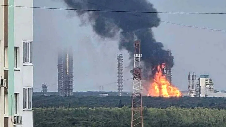 Затянувшаяся атака беспилотников остановила работу завода «Запсибнефтехим», крупнейшего нефтехимического комплекса региона, что повлияло на производство полимеров и СУГ.