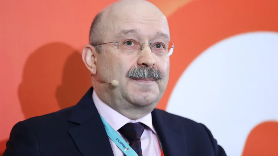 Эксперты предупреждают: переход к милитаризованной экономике несёт риск разрушения институтов и экономического спада; рассматриваются реальные возможности и пределы такой модели.
